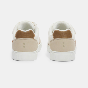 حذاء رياضي أنيق باللون البيج للفتيان